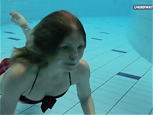 2 supah red-hot teens in the pool