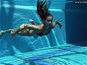 Tiffany Tatum strips bare underwater